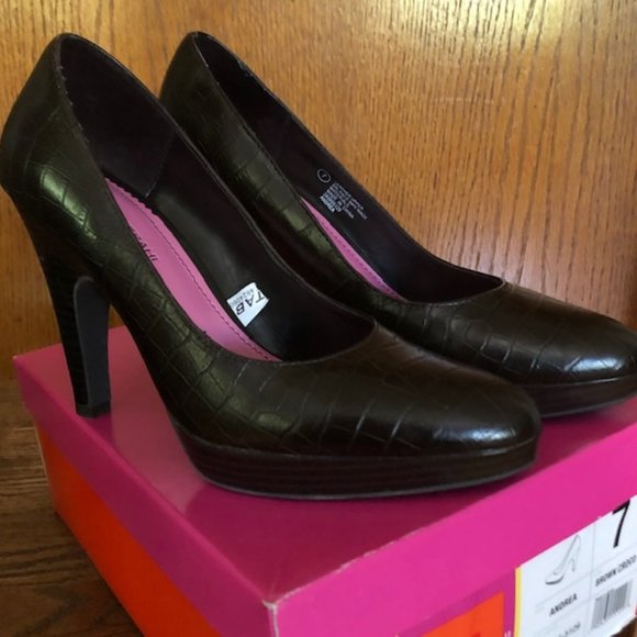 Isaac Mizrahi Brown Pump - Picture 1 of 5